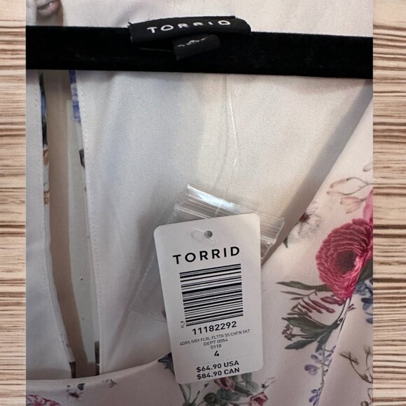 NWT - Torrid Dress Floral Sleeves Fit And Flare - Size 4 - Picture 5 of 5